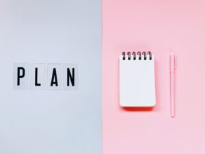 Plan affiché et bloc-notes prêt, illustrant le déménagement avec un planning clair et agenda pour organiser son déménagement.