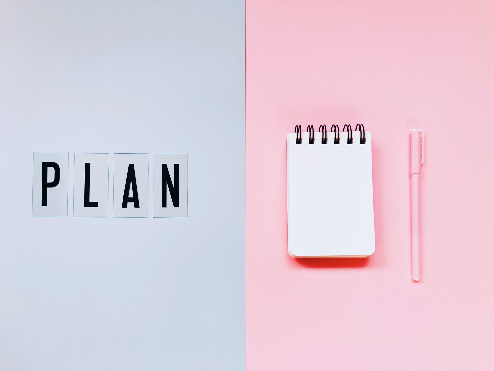 Plan affiché et bloc-notes prêt, illustrant le déménagement avec un planning clair et agenda pour organiser son déménagement.